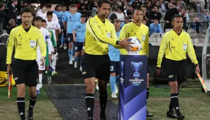 2 Wasit Dari Indonesia Memimpin Laga di Piala Asia U-20 2025. Luar Biasa !